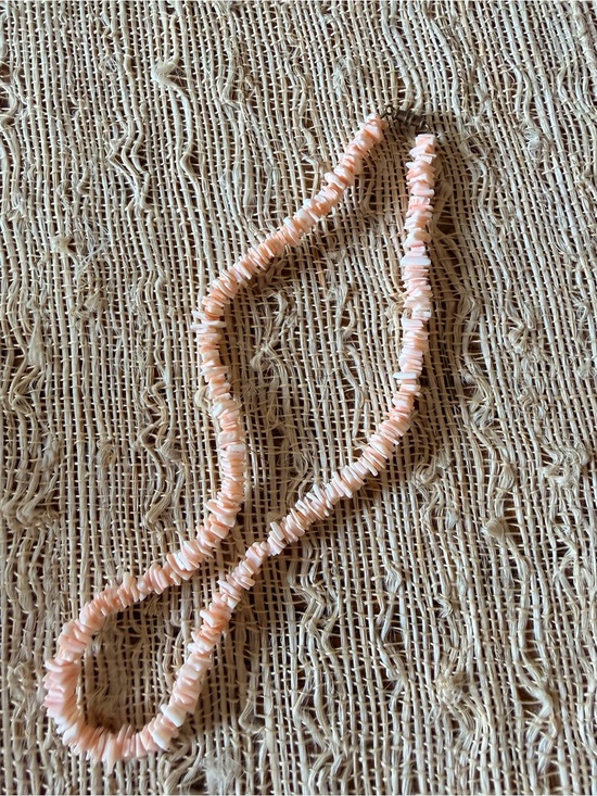 Vintage Jewelry - Pink coral shell necklace 14”